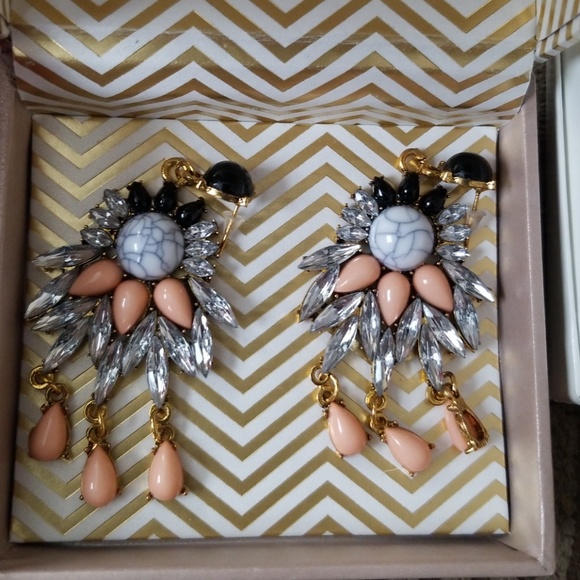 Jewelry - 🔥Reduced 🔥Dangle earrings